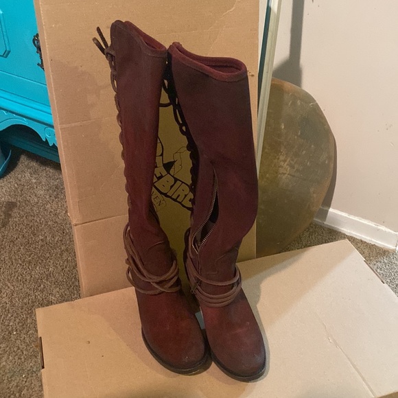 Free bird knee boots with heel - Picture 2 of 9